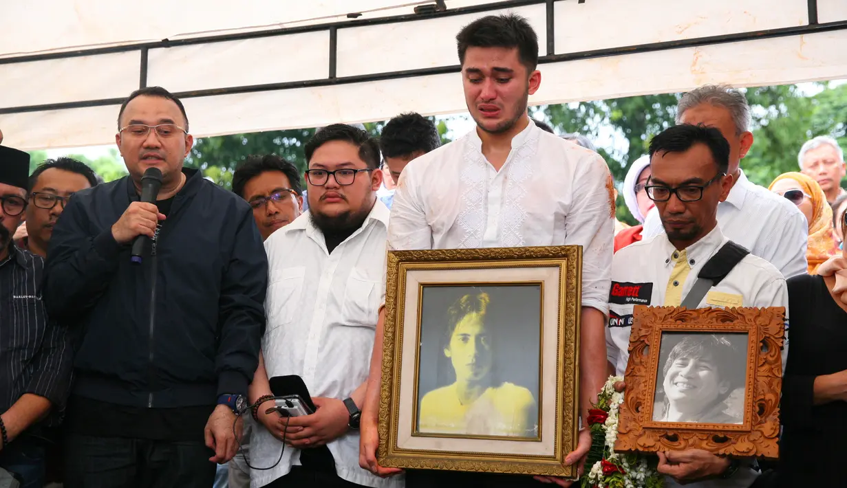 Sys yang juga dikenal sebagai pendiri Radio Muara FM itu meninggal dunia akibat serangan jantung yang dideritanya. Sebelum dinyatakan meninggal, terlebih dulu di larikan ke Rumah Sakit Pondok Indah sekitar pukul 12.30 WIB. (Nurwahyunan/Bintang.com)