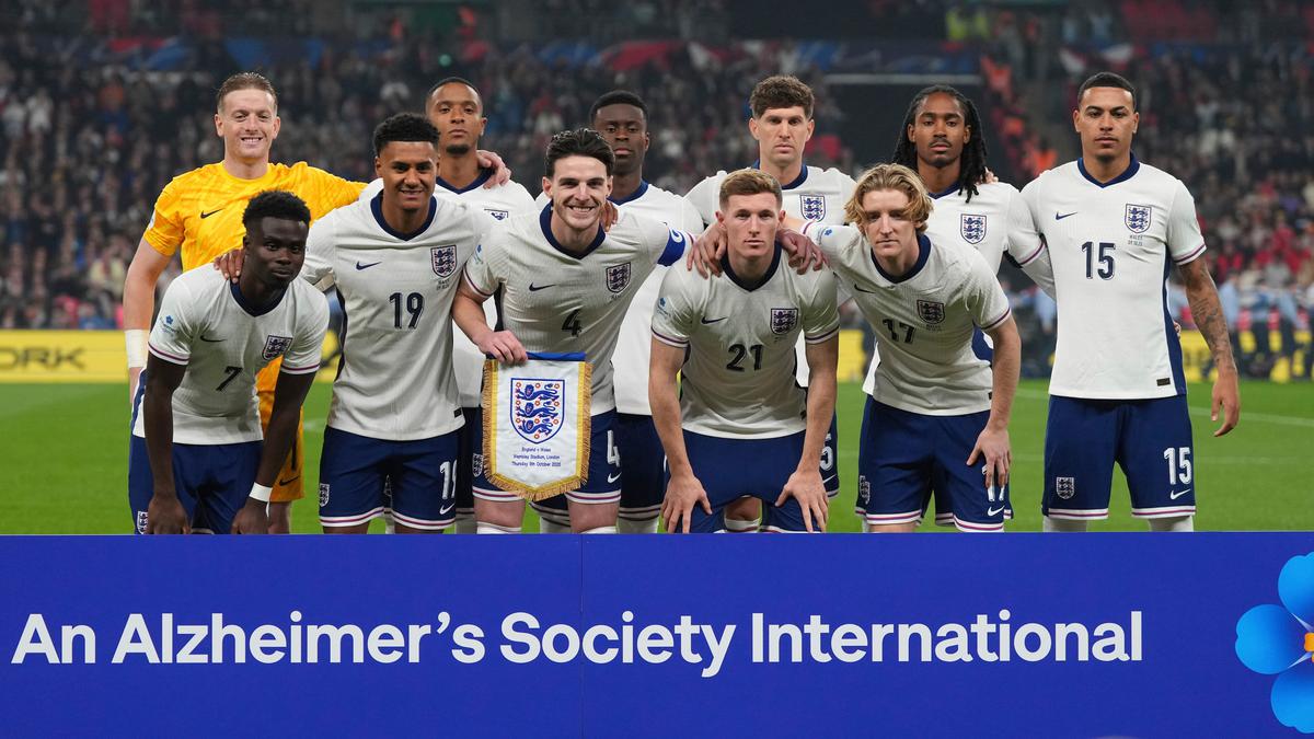 Tak Biasa, Player Escort di Laga Inggris vs Wales Justru Para Lansia!