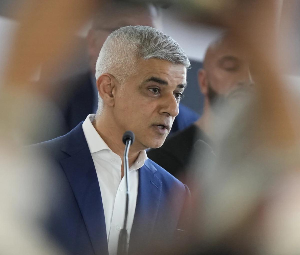Sadiq Khan, sosok Muslim yang terpilih untuk ketiga kali sebagai wali kota London. Ia berpidato usai kemenangannya pada Sabtu 4 Mei 2024 di City Hall, London, Inggris. (AP/Alastair Grant)