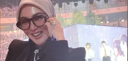 Syahrini Tampil Totalitas Saat Nonton Konser F4 di Jakarta. [@princessyahrini]
