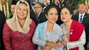 Titiek Soeharto memamerkan sederet foto saat pelantikan Prabowo-Gibran sebagai Presiden dan Wakil Presiden periode 2024-2029. Dalam momen itu, salah satu foto yang diunggah adalah kebersamaan dengan Puan Maharani dan Yenny Wahid. Ia menuliskan caption manis: "Bersama adinda-adindaku yang tersayang." (Liputan6.com/IG/@titieksoeharto)