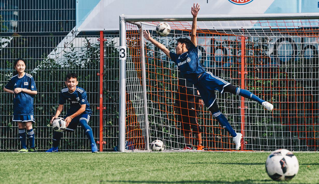 Pesepak bola muda saat mengikuti Allianz Explorer Camp Football 2019 di Munchen, Jerman, Minggu (25/8). Allianz Indonesia mengirimkan dua pesepak bola muda berbakat ke Jerman. (Dokumentasi Allianz)