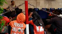 Para The Jakmania yang masih duduk di bangku sekolah diamankan polisi di Polda Metro Jaya, Jakarta, Minggu (18/10/2015). Para Jakmania itu ditangkap di Ratu Plaza karena menimpuki mobil polisi sampai rusak.  (Liputan6.com/Yoppy Renato)