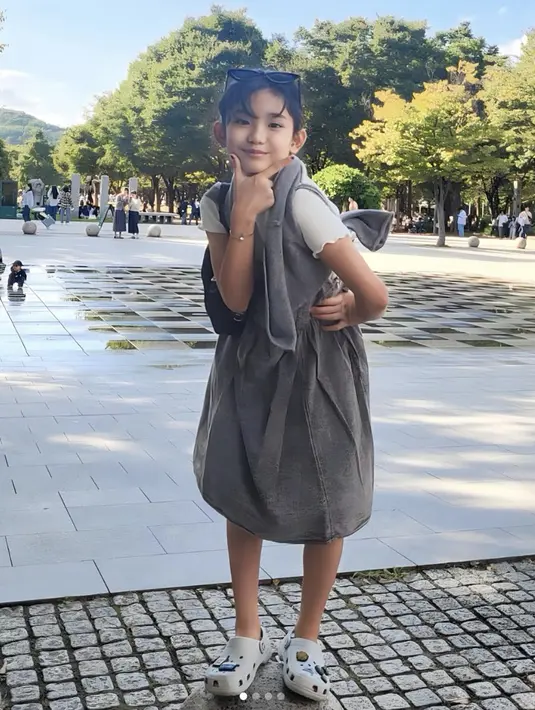 Dress dan t-shirt menjadi gaya yang anti-gagal menampilkan kesan menggemaskan sekaligus feminin. Menghadirkan twist yang edgy, aksen kacamata cat eye berhasil elevansi gaya Bilqis. [Foto: Instagram/ Ayutingting]