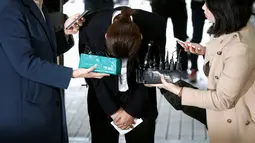 Penyanyi K-pop, Jung Joon Young membungkukkan badan saat tiba untuk mengikuti persidangan di kantor pengadilan Seoul, Kamis, (21/3). Datang seorang diri, Jung Joon Young kembali menyampaikan permohonan maafnya bagi publik. (REUTERS/Kim Hong-Ji)