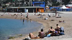 Pada Piala Eropa 2016 ini, fan zone dari Kota Marseille dipilih di daerah sekitar pantai yang kerap dijadikan warga sebagai lokasi berjemur. (AFP/Anne-Christine Poujoulat)