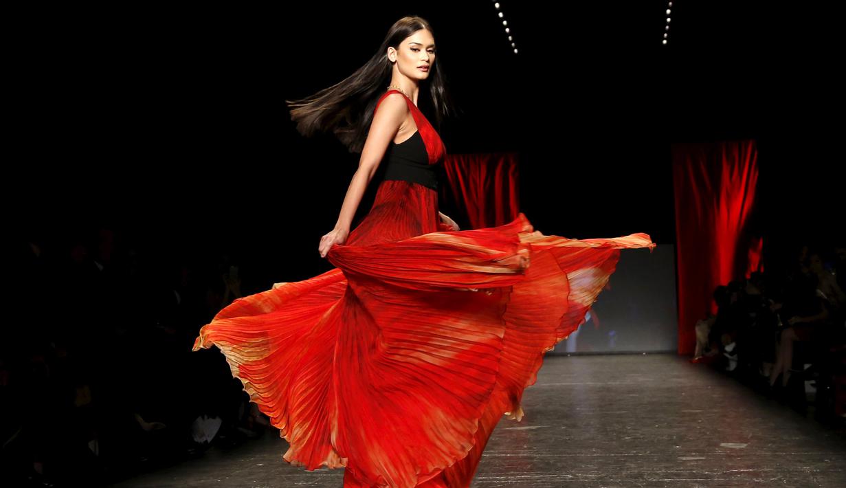 Miss Universe 2015, Pia Alonzo Wurtzbach berpose saat mengunakan gaun berwarna merah rancangan Macy dengan tema Go Red For Women Red di New York Fashion Week (11/2/2016). (REUTERS/Andrew Kelly)