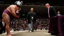 Presiden AS Donald Trump (kanan) memberi hormat kepada pemenang Tokyo Grand Sumo Tournament di Stadion Ryogoku Kokugikan, Tokyo, Jepang, Minggu (26/5/2019). Trump merupakan Presiden AS pertama yang menonton sumo di Jepang. (AP Photo/Evan Vucci)