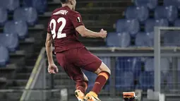 Striker AS Roma, Stephan El Shaarawy berselebrasi usai mencetak gol ke gawang Shakhtar Donetsk pada leg pertama babak 16 besar Liga Europa di stadion Olimpiade, Italia, Jumat (12/3/2021). Hasil ini jadi modal positif Roma untuk menjalani leg kedua di markas Shakhtar. (AFP/Filippo Monteforte)