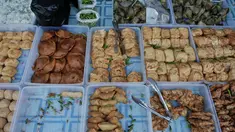 Sejumlah makanan pembuka yang dijual di Pasar Takjil Benhil, Jakarta, Selasa, (1/7/14). (Liputan6.com/Johan Tallo)