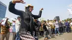 Sejumlah pegiat lingkungan mengikuti aksi memperingati Hari Keadilan Ekologis (HKE) 2026 di depan Gedung MPR/DPR, Senayan, Jakarta, Senin (21/9/2026). Dalam aksi tersebut, peserta turut menyoroti pembangunan panas bumi di kawasan Gunung Gede Pangrango dan persoalan lingkungan lainnya. (KLY/Budy Santoso)