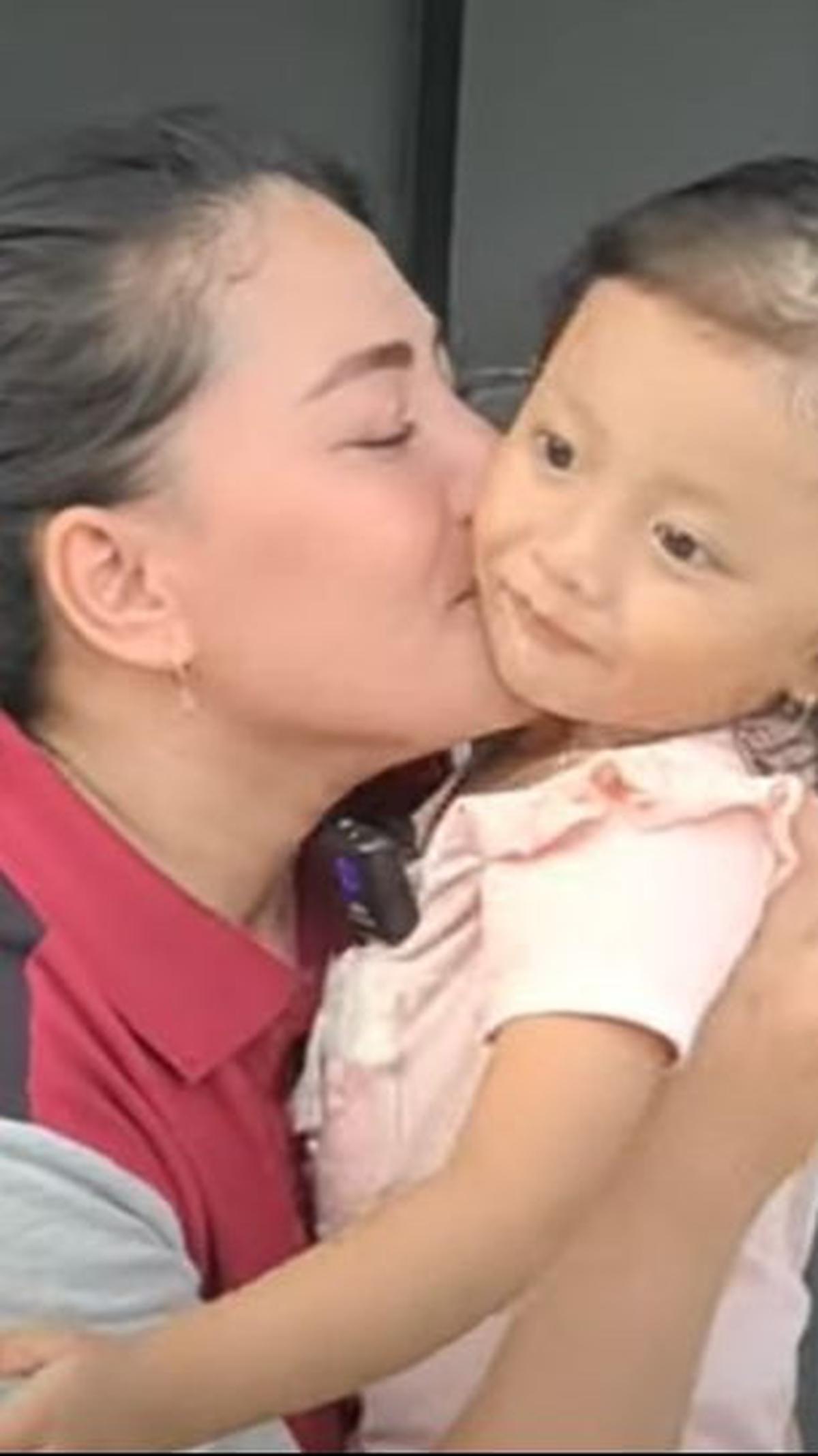 "Seorang ibu meninggalkan anak ya khawatir di ajak sama orang, makannya gimana, kalau dititipkan sama orang itu suka mikir," kata Liena.