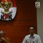 Jubir KPK Febri Diansyah (kanan) didampingi Ketua KPK Agus Rahardjo (tengah) dan Wakil Ketua KPK Saut Situmorang memberi keterangan terkait OTT terhadap anggota Komisi XI Amin Santono, Jakarta, Sabtu (5/5). (Merdeka.com/Imam Buhori)