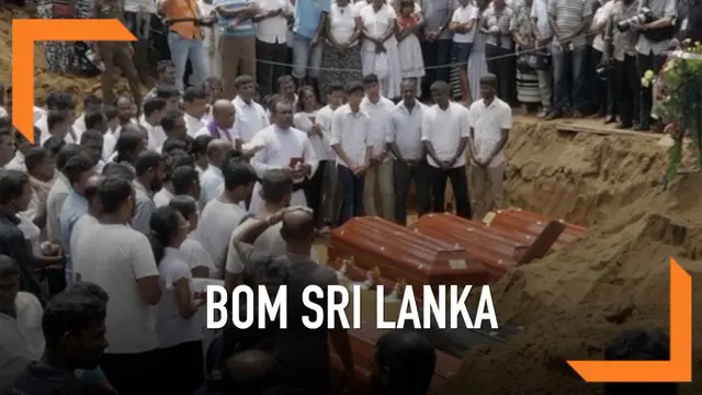 Pemakaman korban teror bom Sri Lanka mulai dilakukan. Isak tangis keluarga mengiringi peletakan peti jenazah ke dalam liang lahat.