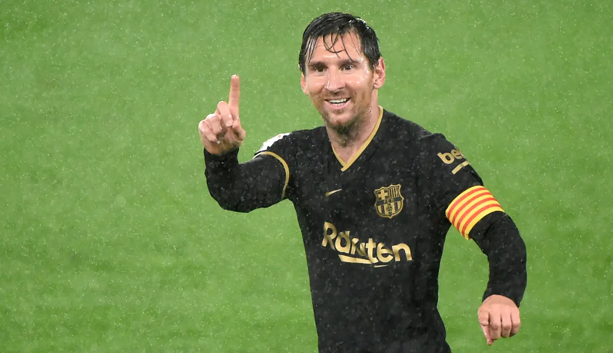 8. Lionel Messi (Barcelona) - Batalnya Messi meninggalkan Barcelona membuat pemain asal Argentina ini tercatat hanya membela satu klub hingga saat ini. Dengan bertahannya di Camp Nou, Messi tercatat telah menghabiskan 16 tahun bersama Barcelona. (AFP/Miguel Riopa)