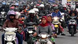 Pemudik sepeda motor memadati Jalur Pantai Utara (Pantura) Indramayu - Cirebon, Jawa Barat, Jumat (23/6). Memasuki H-2 lebaran, arus kendaraan pemudik terutama yang menggunakan motor membanjiri Jalur Pantura Indramayu - Cirebon. (Liputan6.com/Johan Tallo)