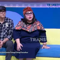 Nunung juga mengaku senang karena bisa banyak ketemu dengan sesama penderita kanker. "Malah kita ketemu sesama komunitas cancer, kan kalau lagi kemo berjejer, cerita-cerita," kata Nunung. [Youtube/TRANS TV Official]
