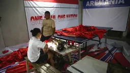 Aremania mengusung semangat kesatuan suporter untuk sepakbola Indonesia merancang dan membuat bendera Merah Putih terbesar di Dunia bertempat di Lapangan Futsal  Tangerang, Selasa (13/10/2015). (Bola.com/Nicklas Hanoatubun)
