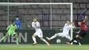 Striker Republik Ceska, Patrick Schick (kanan) melepaskan tendangan ke gawang Albania dalam laga uji coba menjelang Euro 2020 di Praha, Republik Ceska, Selasa (8/6/2021). Republik Ceska menang 3-1 atas Albania. (AFP/Michal Cizek)