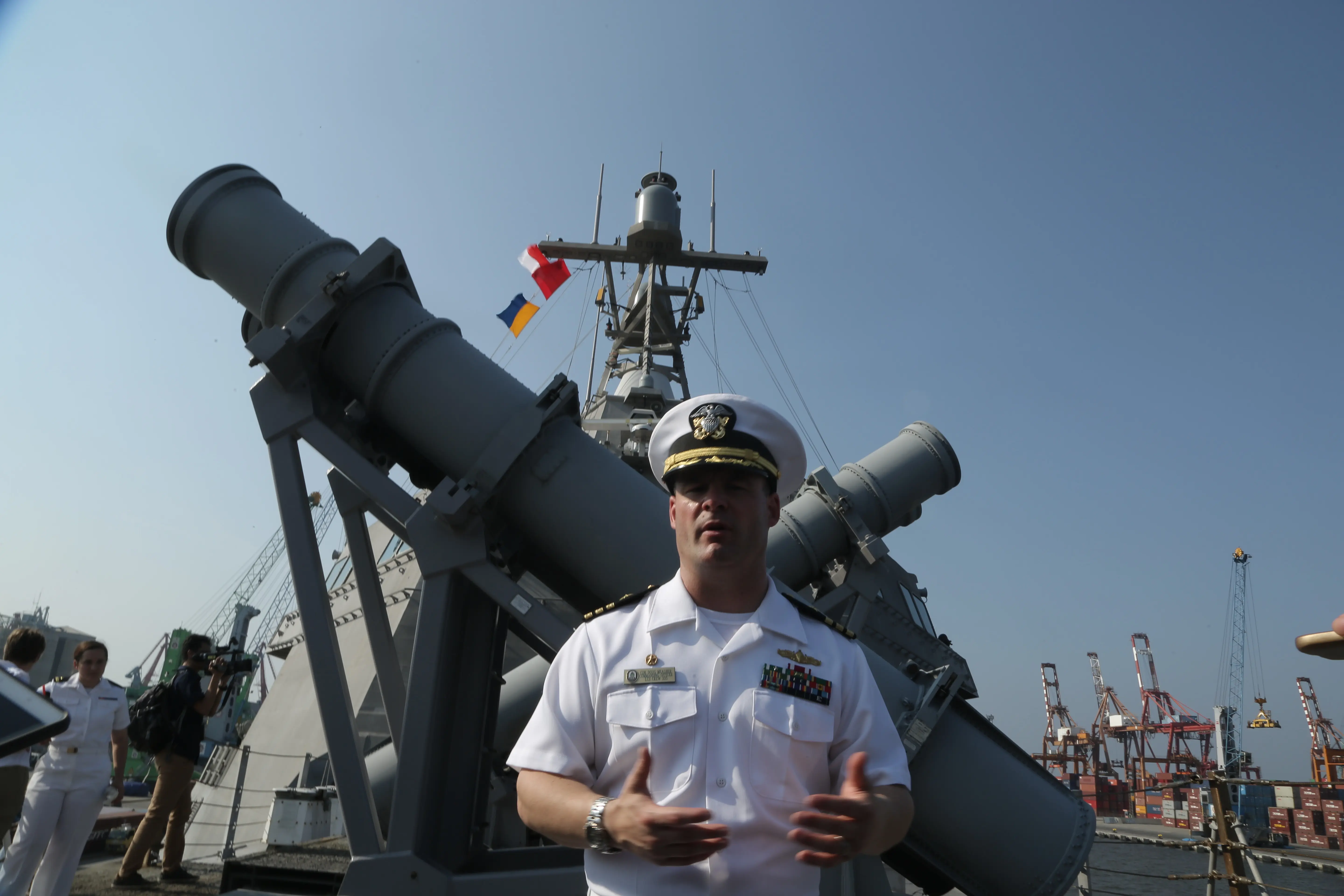 Komandan USS Coronado, Letkol Laut Douglas Meagher saat menjelaskan peluncur rudal Harpoons (belakang) (Gempur M Surya/Liputan6.com)