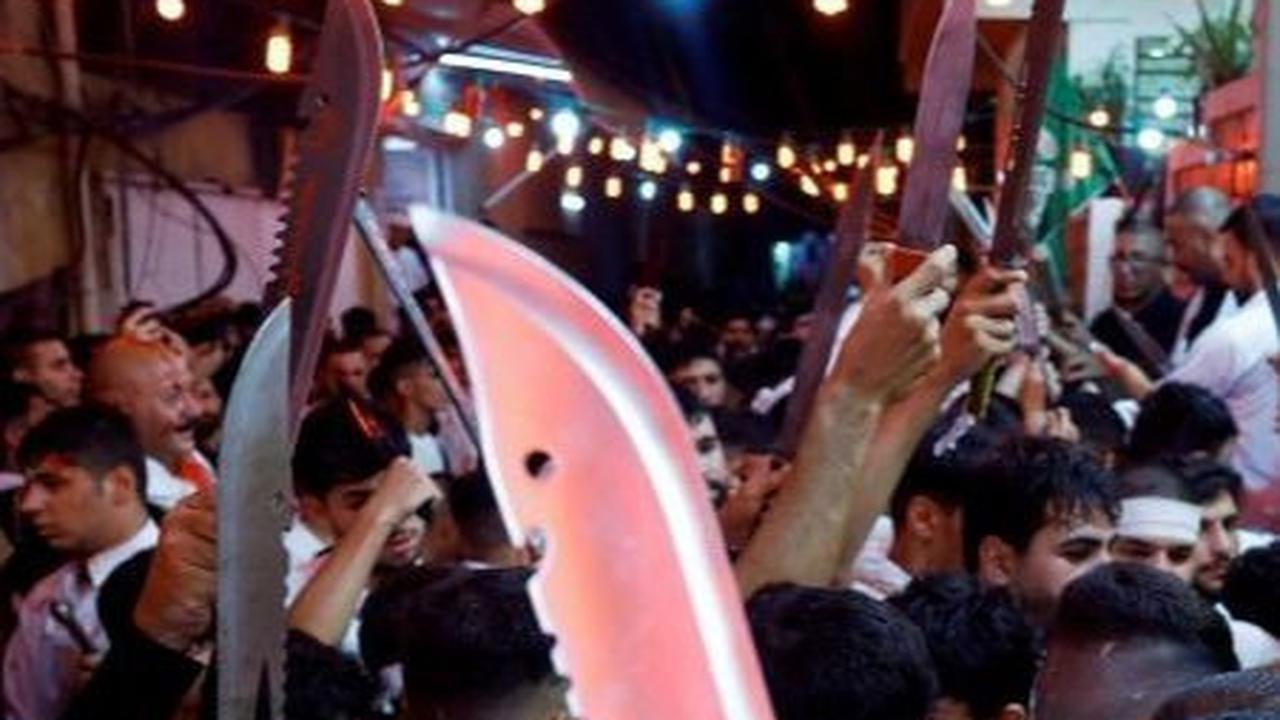 Tradisi yang masih dilaksanakan, yakni jemaah menggunakan pisau, rantai, atau benda tajam lainnya untuk menyakiti diri sebagai simbol pengorbanan dan solidaritas dengan penderitaan Imam Hussein. Foto: Reuters<br>