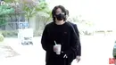 Jungkook, dikawal dua orang pria yang berpakaian jas hitam agar aman sampai naik pesawat sewaan ke Qatar. (Foto: Dispatch/Allkpop)