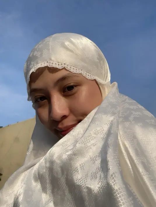 Zara Adhisty pun selfie mengenakan mukena putih bercorak. Tampil dengan wajah bareface tanpa makeup berlebih. [@zaraadhsty]