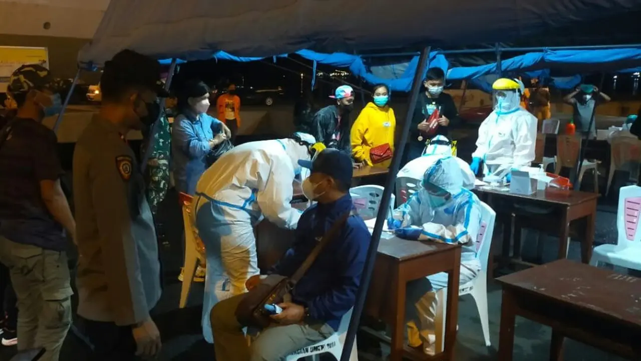 Swab antigen yang dilakukan terhadap seluruh penumpang KM Sinabung yang masuk ke Pelabuhan Bitung.