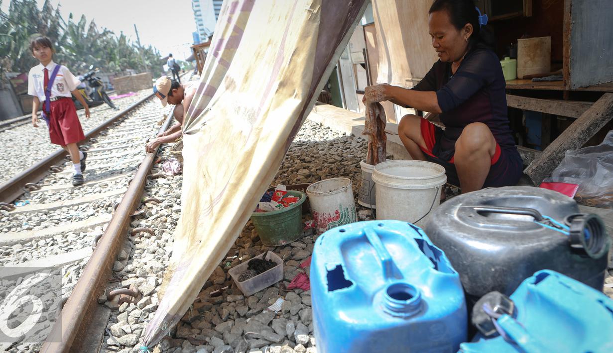Warga sedang mencuci pakaian di kawasan Kampung Bandan, Jakarta, Selasa (28/7/2015). Sulitnya mendapatkan air bersih membuat warga membeli air Rp.2000 per jerigen untuk memenuhi kebutuhan hidupnya. (Liputan6.com/Faizal Fanani)