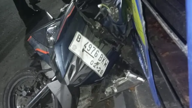 Motor yang ditabrak mobil GWM Tank di Jalan Kamboja Raya arah selatan, dekat Klinik Utama Kamboja, Palmerah, Jakarta Barat.