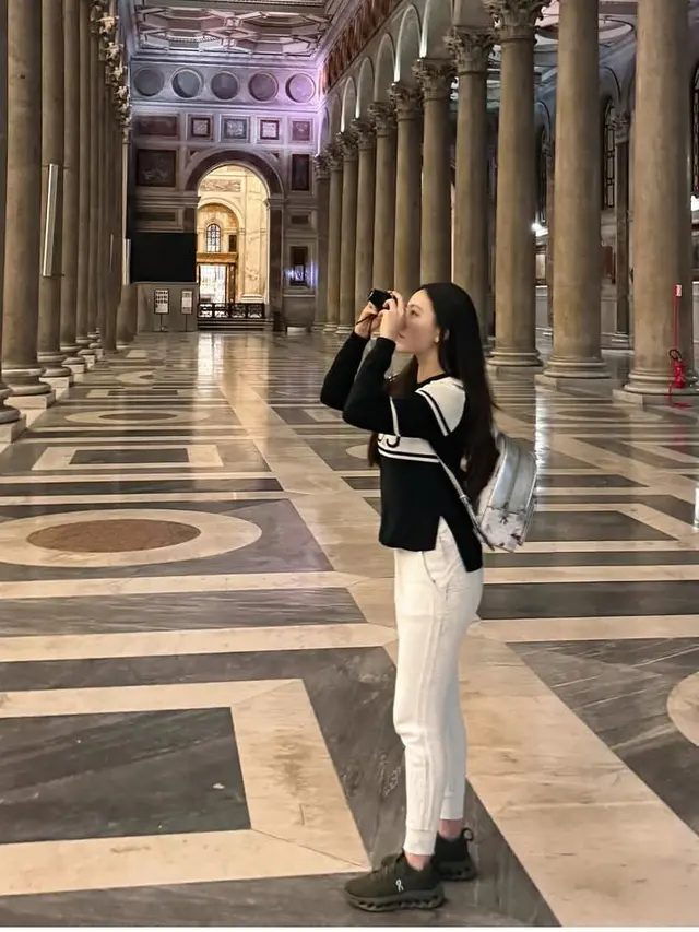 Tampilan Natasha Wilona Saat Liburan ke Italia mengunjungi gereja . [@natashawilona12]