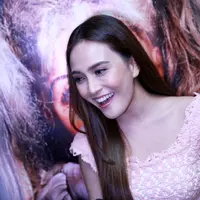 Setidaknya, membutuhkan waktu hingga tiga jam untuk menutup tubuh Shandy dengan make-up. Karena, dari ujung kepala hingga ujung kaki ditutup dengan make-up. (Adrian Putra/Bintang.com)