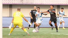 Pemain PSIS Semarang, Paulo Gali Freitas, berusaha melewati pemain Dewa United, Asep Berlian, pada laga pekan kedelapan BRI Liga 1 2023/2024 di Stadion Indomilk Arena, Tangerang, Senin (14/8/2023). PSIS Semarang menang telak 4-1 atas Dewa United. (Bola.com/M Iqbal Ichsan)