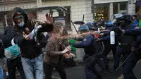 Polisi menyemprotkan cairan merica ke arah para pelajar di sekitar Universitas Sciences Po saat mereka menggelar aksi protes terkait kondisi sekolah yang dinilai kekurangan sumber daya, di Paris, Prancis, Rabu (7/10/2026). Aksi tersebut berlangsung di tengah tuntutan pelajar terhadap kondisi pendidikan dan ketersediaan sumber daya di sekolah. Polisi dikerahkan untuk mengamankan area sekitar kampus saat demonstrasi berlangsung. Sejumlah pelajar tampak berhadapan dengan petugas dalam aksi tersebut. Demonstrasi menjadi bagian dari penyampaian aspirasi terkait persoalan pendidikan di Prancis. (AP Photo/Thibault Camus)