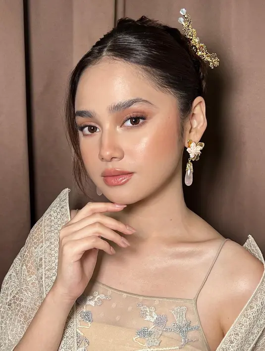 Syifa Hadju tampil flawless dengan makeup bernuansa cokelat muda yang lembut dan glossy yang membuat kulitnya tampak bercahaya. [Foto: Instagram/danybarca22]