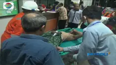 Tiga pekerja tersebut langsung dilarikan ke rumah sakit lantaran mengalami luka bakar.