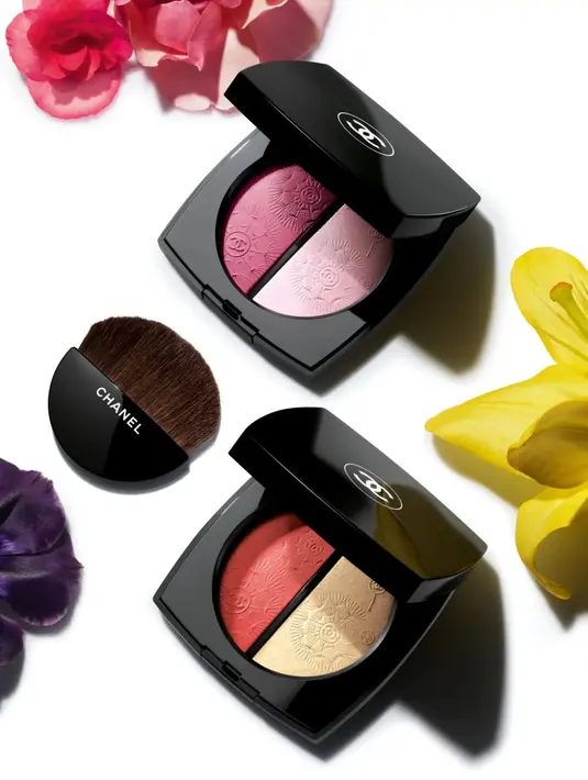 Duo produk blush dengan shade yang sangat kontras wajib dimiliki. Tak hanya mencerahkan wajah, namun dapat mempertegas tulang pipi, dan menjadikan wajah bercahaya. LIGHT DAN BERRY menghadirkan warna ungu fusia matte dan putih berkilau dengan rona pink dan lilac. GOLD DAN PEACH memadukan highlighter warna coral matte yang cerah dengan gading keemasan. Desain berukiran bunga yang menghiasi permukaan produk hadir sebagai penghormatan untuk alam.