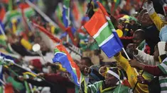 Suporter Afsel bersorak-sorai di ajang Piala Konfederasi antara Spanyol vs Afsel pada 20 Juni 2009 di Free State Stadium, Bloemfontein. Spanyol menang 2-0 tapi kedua tim lolos ke semifinal. AFP PHOTO/PIERRE-PHILIPPE MARCOU