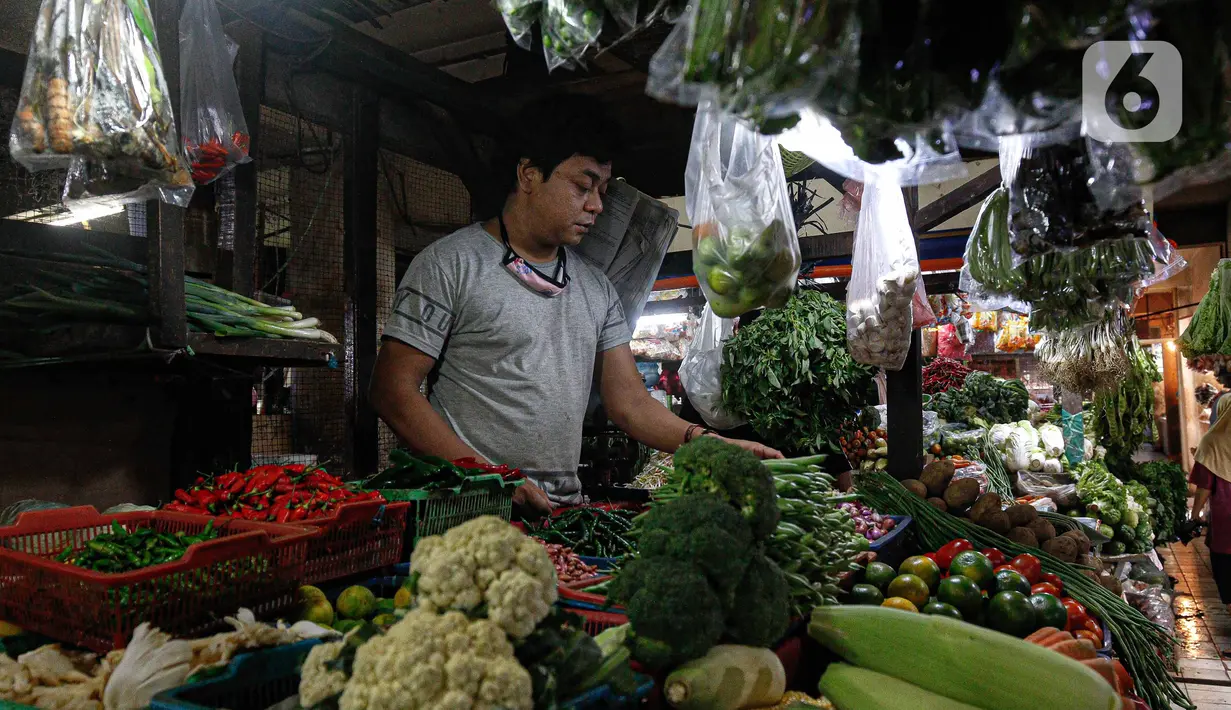 Pedagang menunggui dagangannya di Pasar Tebet Timur, Jakarta, Rabu (11/8/2021). Pemerintah Provinsi (Pemprov) DKI Jakarta memutuskan untuk menjadikan sertifikat vaksinasi Covid-19 sebagai syarat memasuki berbagai tempat umum, termasuk pasar tradisional. (Liputan6.com/Faizal Fanani)