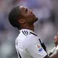 Winger Juventus, Douglas Costa, diganjar kartu merah saat timnya menang 2-1 atas Sassuolo pada laga pekan keempat Serie A di Allianz Stadium, Minggu (16/9/2018). (AFP/Marco Bertorello)