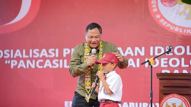 Deputi Bidang Hubungan Antar Lembaga, Sosialisasi, Komunikasi, dan Jaringan, Prakoso dalam acara bertajuk “Sosialisasi Pembinaan Ideologi Pancasila di Wilayah Perbatasan Negara” di perbatasan Indonesia - Malaysia, Entikong, Kalbar.