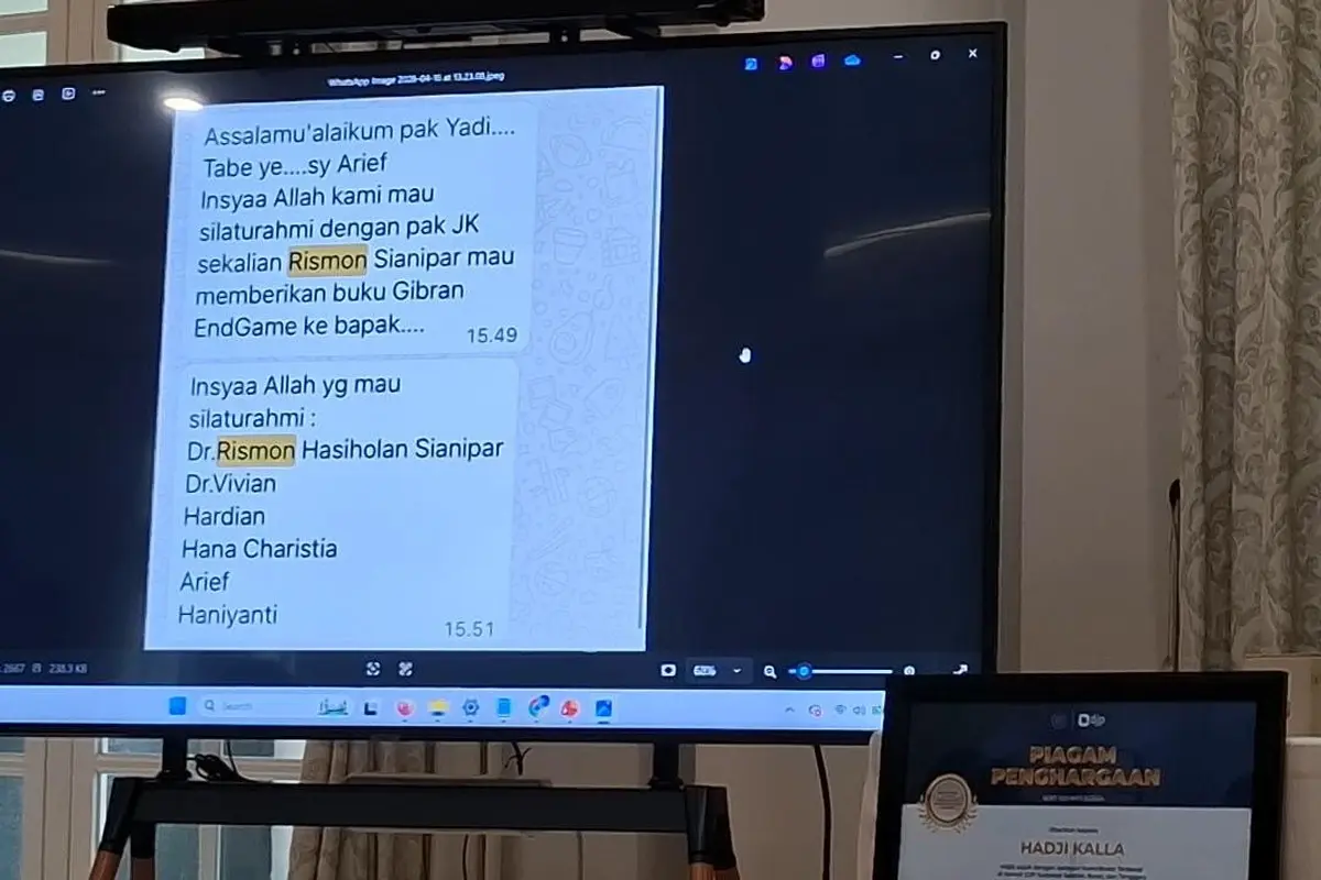 Jusuf Kalla tampilkan chat Whatsapp keinginan pelapor kasus ijazah palsu Jokowi  Rismon Sianipar bertemu dengannya. (Merdeka.com/Nur Habibie)