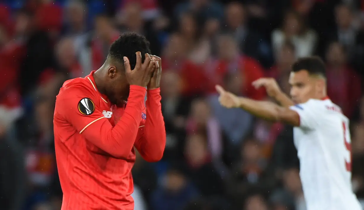 Pemain Liverpool, Daniel Sturridge terlihat sedih saat timnya kalah dari Sevilla pada Final  UEFA Europa League  di St Jakob-Park stadium, Basel, (Rabu atau Kamis (19/5/2016) dini hari WIB.  (AFP/ Sebastien Bozon)