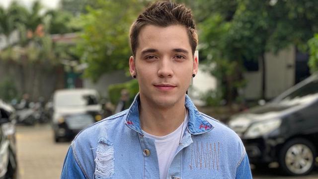 FOTO: Gaya Stefan William saat Pakai Denim, Tampil Trendi