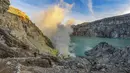 Pesona alam yang dramatis berpadu dengan suasana pendakian yang menantang membuat Kawah Ijen kerap dipilih sebagai destinasi penutup tahun yang berkesan. Wisata alam ini menawarkan pengalaman yang tidak hanya memanjakan mata, tetapi juga menghadirkan sensasi petualangan bagi pencinta alam dan pendaki. Tampak dalam foto, penambang tradisional memikul bongkahan belerang dari dasar kawah Ijen di Banyuwangi, Jawa Timur. (merdeka.com/Arie Basuki)