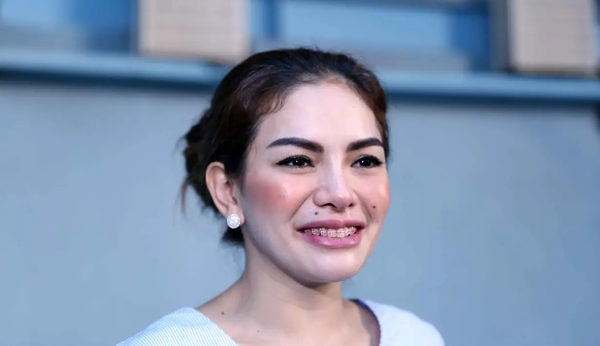 Beredar video Nikita Mirzani sedang menganti bajunya ditempat umum saat berlibur di Jepang. Lantas seperti apa komentar ibu dua anak itu mengenai video yang diunggahnya tersebut. (Nurwahyunan/Bintang.com)