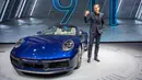 CEO Porsche Oliver Blume memamerkan Porsche 911 Carrera 4S dalam Geneva International Motor Show di Jenewa, Swiss, Selasa (5/3). Geneva International Motor Show berlangsung pada 7-17 Maret 2019. (Martial Trezzini/Keystone via AP)