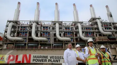 Presiden Joko Widodo memberikan keterangan pers usai meresmikan Marine Vessel Power Plant di Pelabuhan IPC, Jakarta, Selasa (8/12/2015). Marine Vessel Power Plant adalah kapal buatan Turki yang disewa oleh PLN selama 5 tahun. (Liputan6.com/Faizal Fanani)