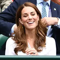 Kate Middleton tertawa saat menyaksikan pertandingan turnamen tenis Wimbledon 2019 di All England Tennis Club di Wimbledon, London, Inggris 2/7/2019). Kate Middleton bergaun gaun putih dari Suzannah dan tas tangan Alexander McQueen dan kacamata hitam Ray-Ban. (AFP Photo/Glyn Kirk)
