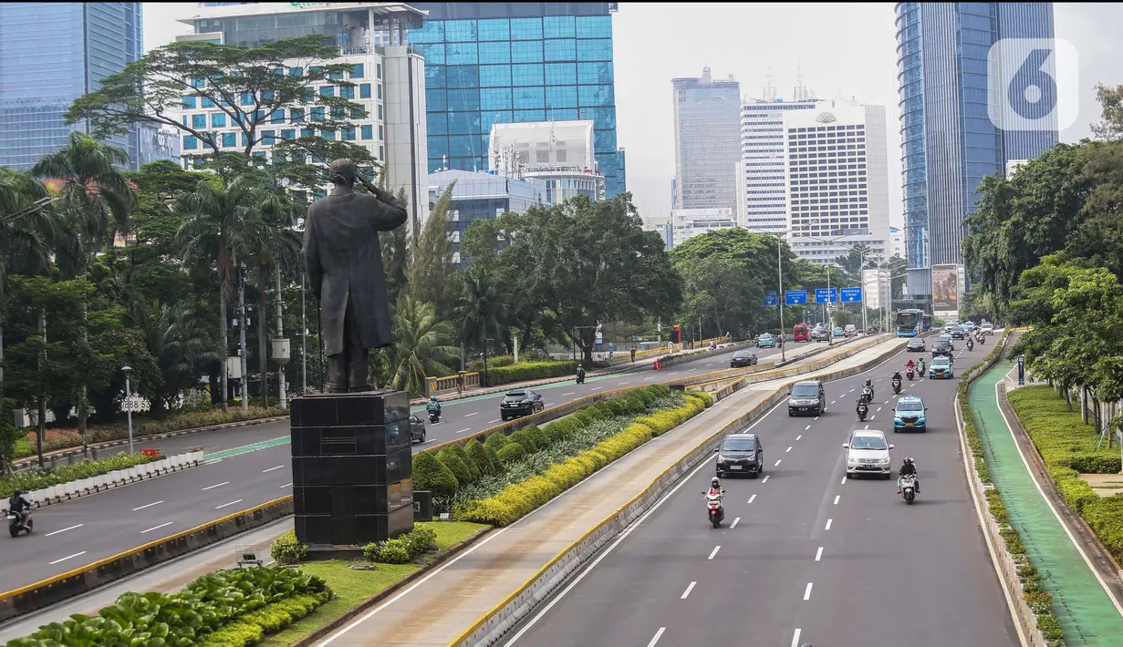 Suasana Jalan Jenderal Sudirman yang lengang dari kemacetan, Jakarta, Selasa (12/3/2024). (Liputan6.com/Angga Yuniar)